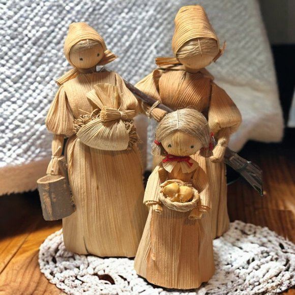 VINTAGE HANDMADE CORNHUSK MOM & DAUGHTERS WORKING AT THE FARM - Picture 5 of 10
